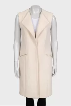 Straight-cut vest with a button