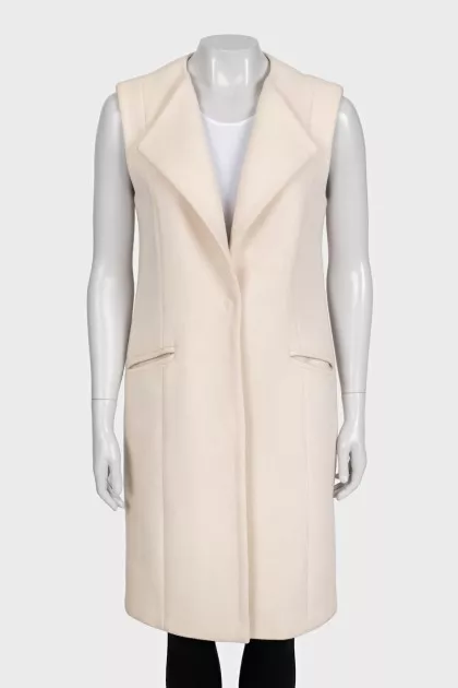 Straight-cut vest with a button