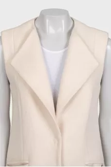Straight-cut vest with a button