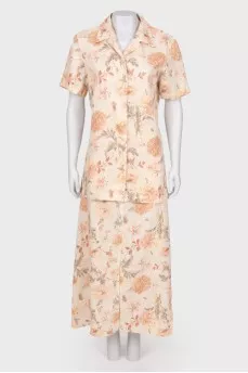 Suit with a floral print