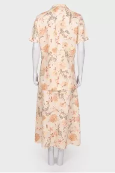 Suit with a floral print