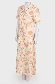 Suit with a floral print
