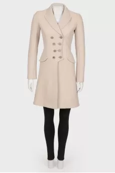 Fitted coat with indentations