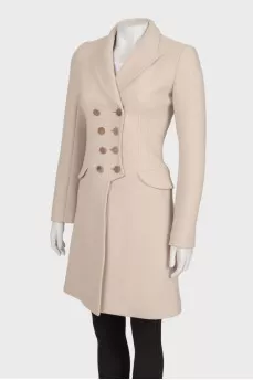 Fitted coat with indentations