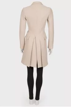 Fitted coat with indentations