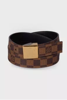 Leather belt with a brand logo