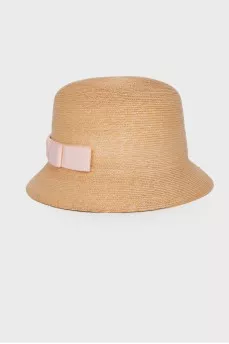 Straw hat with a pink bow
