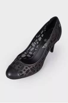 Perforated leather shoes