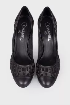 Perforated leather shoes