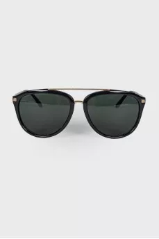 Sunglasses with brand logo on the temples