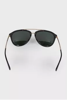 Sunglasses with brand logo on the temples