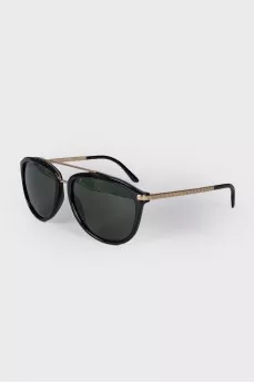 Sunglasses with brand logo on the temples