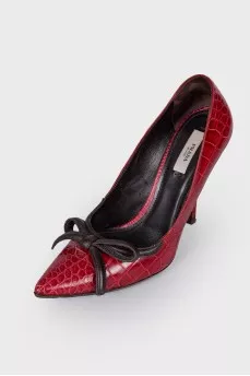 Snakeskin embossed shoes with bow