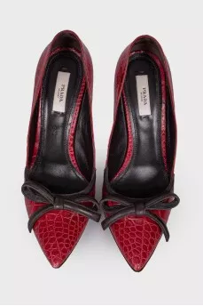 Snakeskin embossed shoes with bow