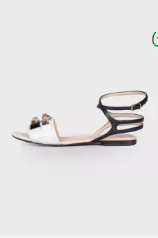 Sandals with contrasting rhinestones