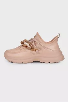 Powdery sneakers with chain and pearls