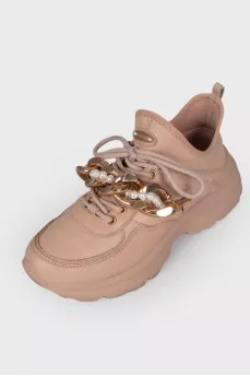 Powdery sneakers with chain and pearls