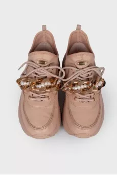Powdery sneakers with chain and pearls