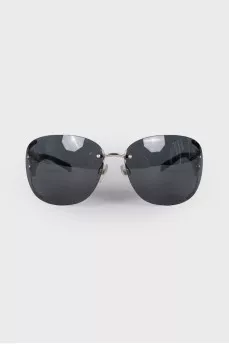 Sunglasses with logo at the temples
