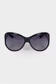 Sunglasses with brand logo