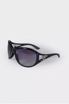 Sunglasses with brand logo
