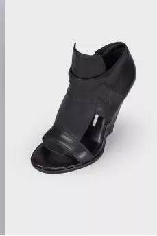 Black leather sandals with zip