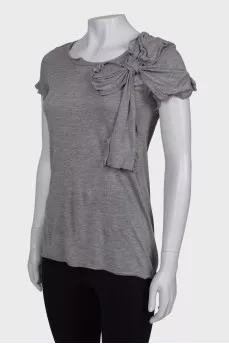 Gray T-shirt with a bow
