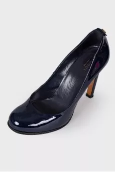 Lacquered navy blue shoes
