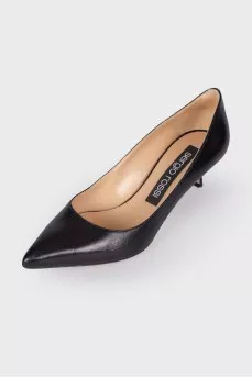 Low-heeled leather shoes