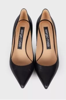 Low-heeled leather shoes