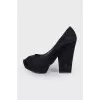 Peep-toecap suede pumps