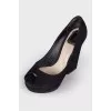 Peep-toecap suede pumps