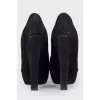 Peep-toecap suede pumps
