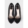 Peep-toecap suede pumps