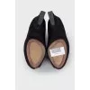 Peep-toecap suede pumps