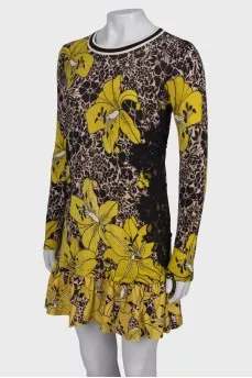 Dress with floral print and ruffles