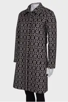 Coat in geometric black and white print