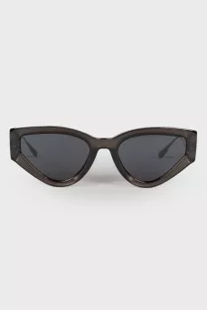 Sunglasses with metal inserts on brackets.