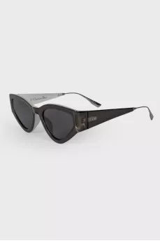 Sunglasses with metal inserts on brackets.