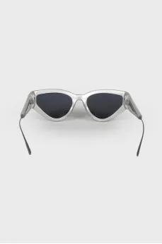 Sunglasses with metal inserts on brackets.