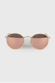 Sunglasses with mirrored lenses