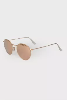 Sunglasses with mirrored lenses