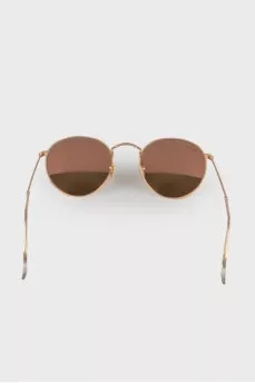 Sunglasses with mirrored lenses