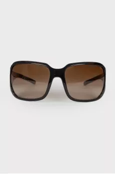 Sunglasses with brand logo