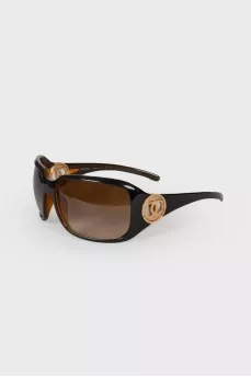 Sunglasses with brand logo