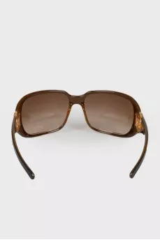 Sunglasses with brand logo