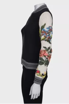 Knitted jumper with embroidery