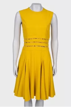 Yellow dress with lace at the waist