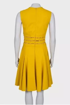 Yellow dress with lace at the waist