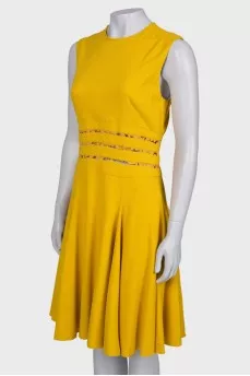 Yellow dress with lace at the waist